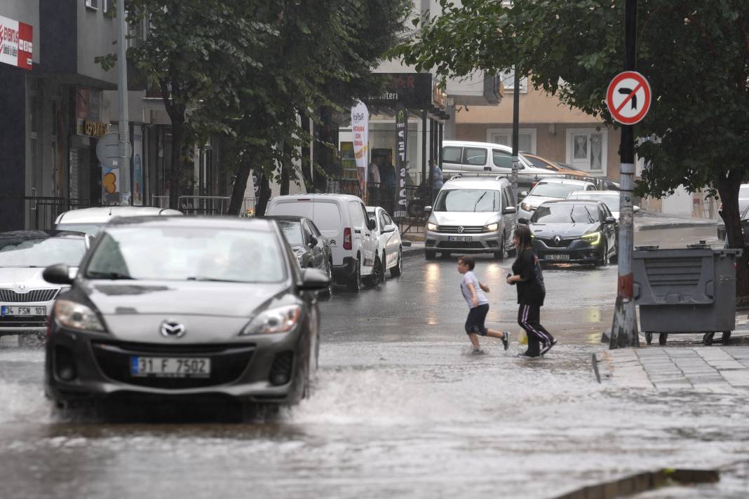 İstanbul’a sadece 5 dakika yetti! Meteoroloji uyarı üstüne uyarı yapmıştı 29